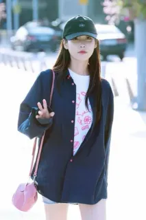 🦕 e53fd49e mulher, casual, ao ar livre, moda, chapéu, pose whatsapp sticker