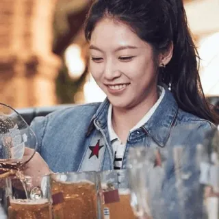 🕸 63671174 женщина, пьёт, пиво, портрет, наливает whatsapp sticker