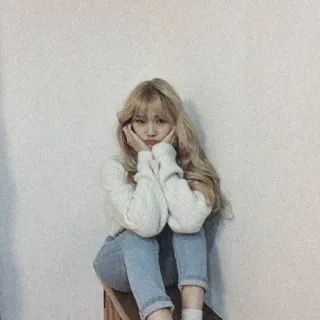 ♠️ d2b66529 女人, 肖像, 金发, 毛衣, 牛仔裤, 韩国, 坐着 telegram sticker