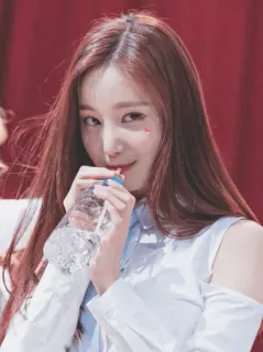 🥀 102cc3c5 ผู้หญิง, ขวดน้ำ, ภาพเหมือน, เกาหลี, ผู้หญิง, นางแบบ telegram sticker