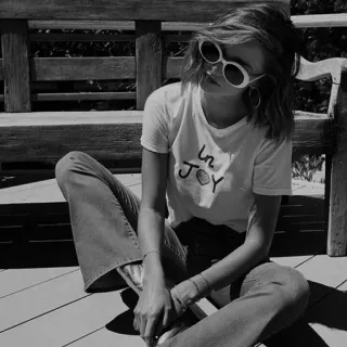 🥂 faa66e0a IN JOY donna, maglietta, moda, occhiali da sole, gioia, seduta whatsapp sticker