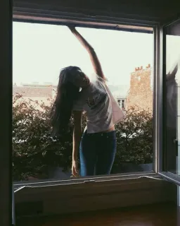 🗺 a9b78ea2 donna, finestra, città, interno, luce naturale, persona telegram sticker