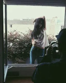 ☁️ bb0a9e74 finestra, donna, macchina fotografica, jeans, panorama urbano, interno, fotografia telegram sticker