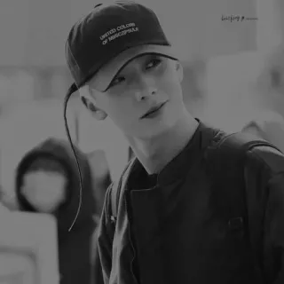 ✖️ c69c79e9 UNITED COLORS
OF MANGSAPUL pria, topi, potret, hitam putih, mode, korea whatsapp sticker