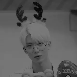 ✖️ f43217a3 HELLO tanduk rusa, kacamata, halo, balon, natal whatsapp sticker