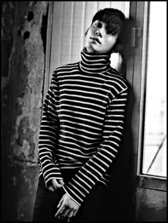 🇮🇸 4a6a3442 Mann, Schwarzweiß, Porträt, Gestreiftes Hemd, Innenraum telegram sticker