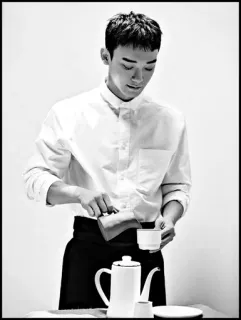 🇮🇸 b2e0b799 Mann, Kellner, Kaffee, Eingießen, Schwarzweiß, Porträt telegram sticker