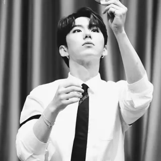 🌑 36692174 đàn ông, chân dung, cà vạt, trắng đen, bông tai, nhìn lên telegram sticker