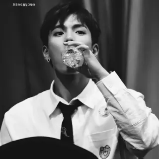 🌑 64c73cb1 흐즈라드모델걸그랬어 đàn ông, uống, chân dung, trắng đen telegram sticker