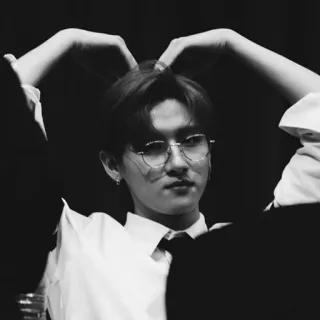 🌑 7b36e9b2 Kpop, Thần tượng, Người, Kính, Trái tim, Châu Á telegram sticker