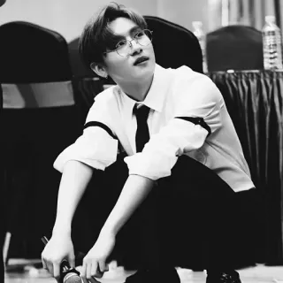 🌑 b7184d78 đàn ông, kính, cà vạt, ngồi xổm, chân dung, trong nhà telegram sticker