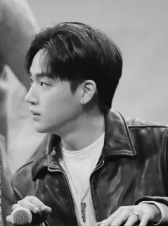 💸 11be288f человек, мужчина, портрет, кожаная куртка, серьга, ожерелье whatsapp sticker