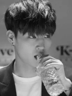 🎐 f78ee012 мужчина, вода, бутылка, пьет, черно белое whatsapp sticker