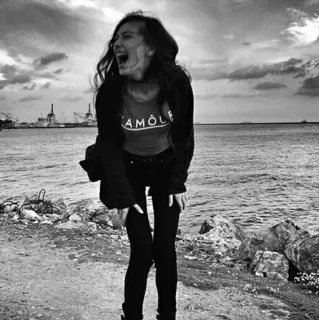 🗝 205fdb59 AMOUR wanita, pantai, cinta, laut, bahagia telegram sticker