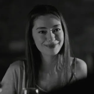 💡 31ca95aa wanita, potret, senyum, hitam putih telegram sticker