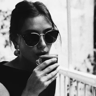 🎠 56fb026e wanita, kopi, kacamata hitam, minuman, orang, gaya telegram sticker