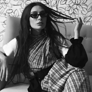 💡 7df7c14b wanita, potret, mode, gaya, hitam putih, kacamata telegram sticker