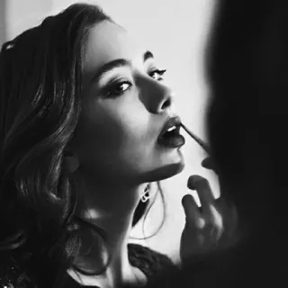 🗝 e5521286 wanita, makeup, lipstik, kecantikan, potret, wajah, cermin, pantulan telegram sticker