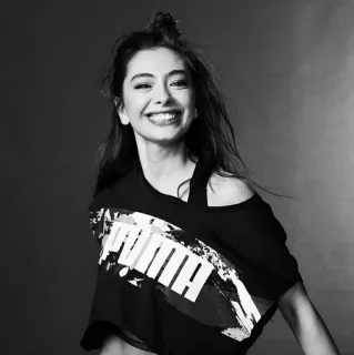 💡 f34f2b1c PUMA wanita, senyum, potret, puma, olahraga, mode, hitam putih telegram sticker