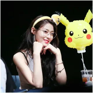 ☘ 7c5064b7 mujer, pikachu, gafas, sonriendo, coreano telegram sticker