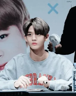 🌦 2a140828 NEBRASKA person, fan meeting, idol, k-pop, celebrity, grey sweatshirt, fan, signature whatsapp sticker
