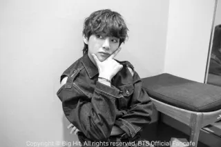 🗞 777e444d V Copyright © BIG HIT All rights reserved. BTS Official Fancafe K-pop, BTS, zanger, idool, Koreaans, muzikant, Big Hit, V telegram sticker