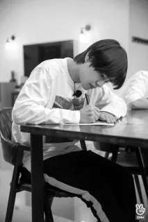 🗞 852b3562 persoon, schrijven, tafel, binnen, monochroom, stoel, zittend telegram sticker