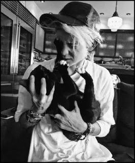 ➖ 0b2d934b 사람, 여자, 고양이, 애완 동물, 흑백, 실내 telegram sticker