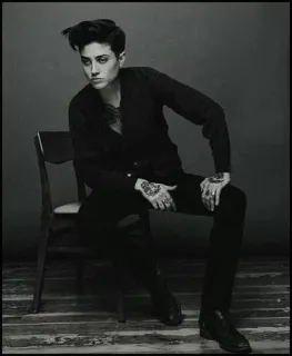 ➖ 768d26d4 여자, 인물 사진, 사람, 의자, 흑백, 문신, 중성적 telegram sticker