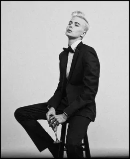 ➖ af57ea67 턱시도, 보타이, 인물 사진, 모델, 흑백, 패션, 앉아있는, 유리 telegram sticker