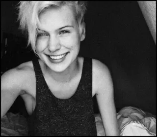 ➖ da4611a7 여자, 미소, 인물사진, 흑백, 행복한, 소녀 telegram sticker