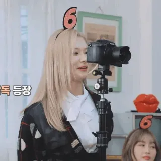 🏹 50524d2d 감독 등장 câmera, mulher, asiática, cabelo loiro, retrato telegram sticker