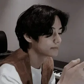 💅 63732ed8 V K-pop, idol, singer, portrait, celebrity, V, BTS whatsapp sticker