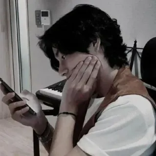 📱 77fbbb06 person, man, phone, indoor, keyboard, music whatsapp sticker