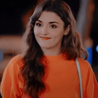 🐾 1a9bb576 mujer, retrato, suéter naranja, pelo rizado, sonriendo, feliz telegram sticker