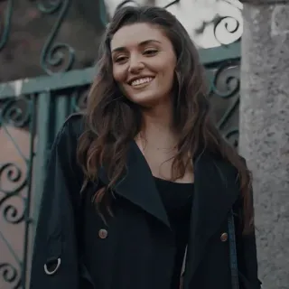 🐾 1e86a25b mujer, retrato, sonrisa, abrigo, persona telegram sticker