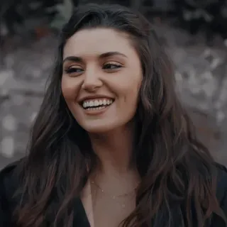 🐾 394eac88 Hande Ercel actriz, celebridad, retrato, mujer, sonrisa, Hande Ercel telegram sticker