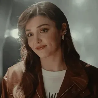 🐾 3c38d060 WE mujer, pelo castaño, chaqueta de cuero, retrato, cara, pendiente telegram sticker