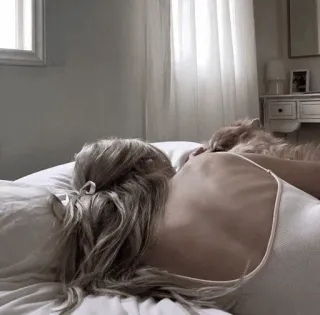 🧊 71a352c9 人, 躺, 床, 狗, 睡觉 telegram sticker