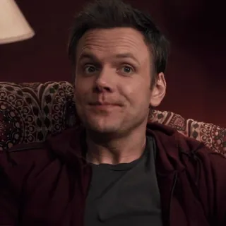 📞 b349dc70 Joel McHale hombre, actor, persona, sentado whatsapp sticker