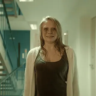 😭 86a174c8 wanita, horor, menyeramkan, menakutkan, lorong, pirang, sweter whatsapp sticker