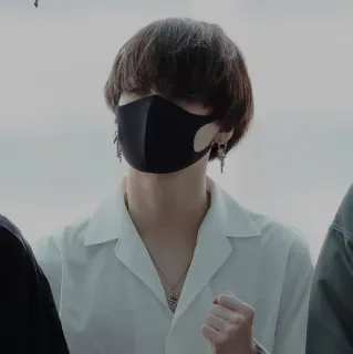 💮 09dad208 osoba, maska, kolczyki, biała koszula, kpop, casual, młody mężczyzna, styl whatsapp sticker