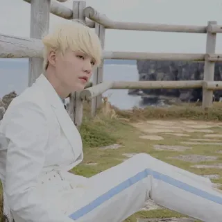 💮 b51c68c4 Portret, Mężczyzna, Siedzący, Biały Garnitur, Blond Włosy, Na Luzie whatsapp sticker