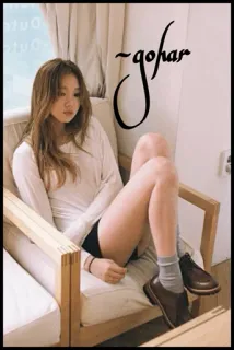 💋 b251889c gohar wanita, gadis, duduk, sepatu, kursi, kamar telegram sticker