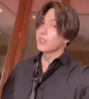 😏 68dd460f Mann, Person, Porträt, Tattoo, Halskette, Krawatte, Stil telegram sticker