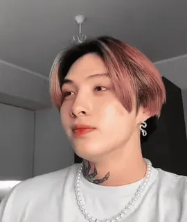 ☺️ 6d393ce3 Person, Mann, Porträt, Halskette, Ohrring telegram sticker