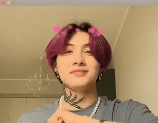 ❤️ d5c9239e Mann, Porträt, pinke Haare, Tattoo, Herzen, lächelnd telegram sticker