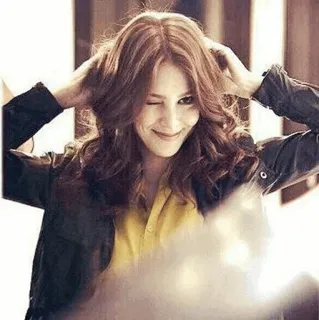 ✨ ba493f70 ผู้หญิง, ขยิบตา, ภาพบุคคล, ผู้หญิง, คน, ยิ้ม telegram sticker