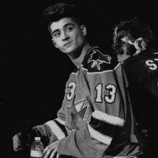 🍻 db162d42 pria, kaus hoki, nomor 13, orang, hitam putih, potret telegram sticker