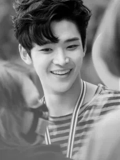 🎲 3074ecae man, glimlachend, portret, persoon, zwart wit, gelukkig telegram sticker